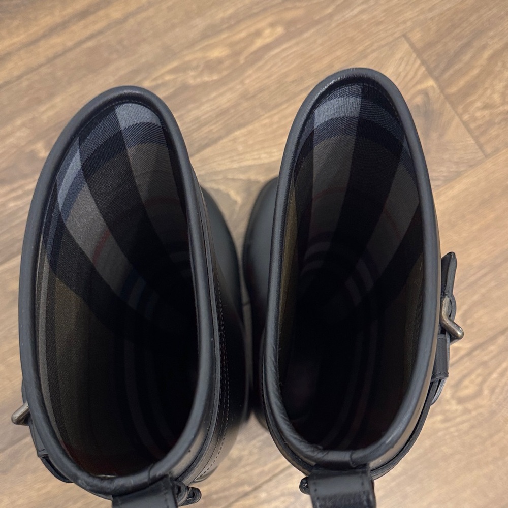 Burberry Women's Black equestrian rain boots with leather straps - Picture 9 of 10